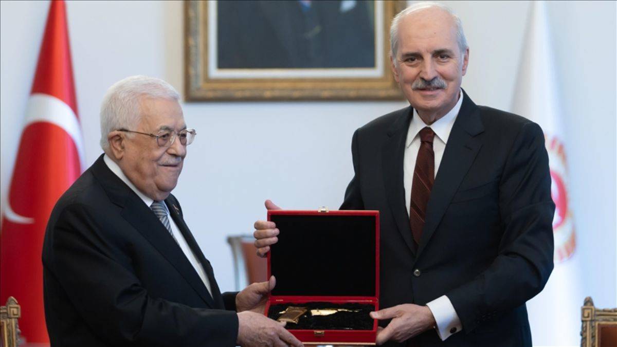 Abbas’a, Kur’an-ı Kerim, silah ve bayrak hediye edildi