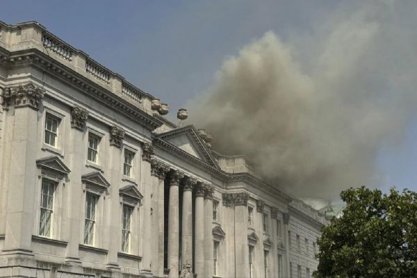 Londra'da dünyaca ünlü sanat merkezinde yangın çıktı: Çok sayıda ekip müdahale ediyor