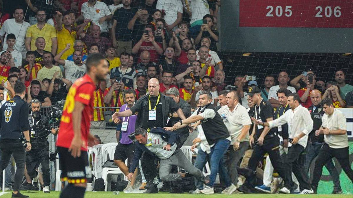 Maç durdu.. Ali Koç'a şok saldırı: Gergin anlar kameralara yansıdı!