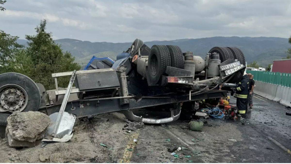 Düzce'de tır ile otomobil çarpıştı