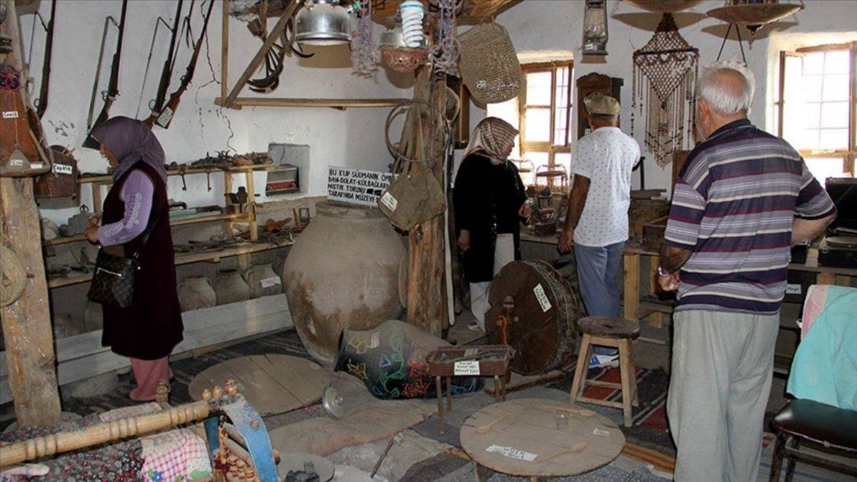 Baraj suları altında kalan köyün hatıralarını kurtardı