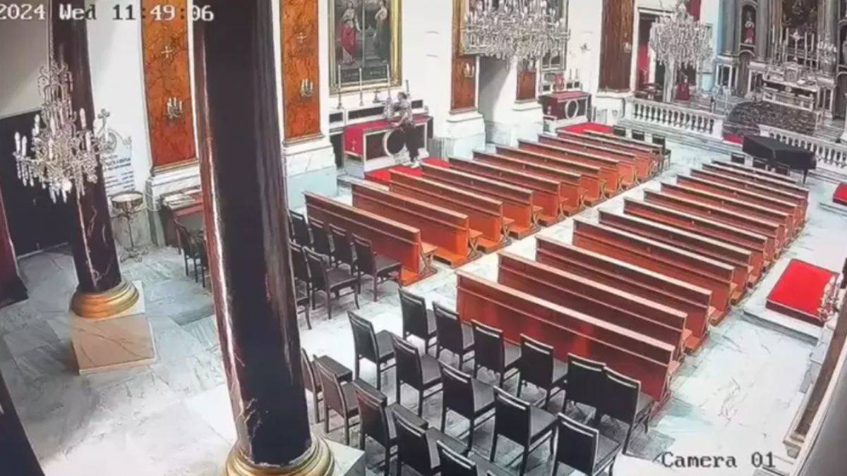 Kiliseden haç çaldı, 'Sevgilim için' dedi