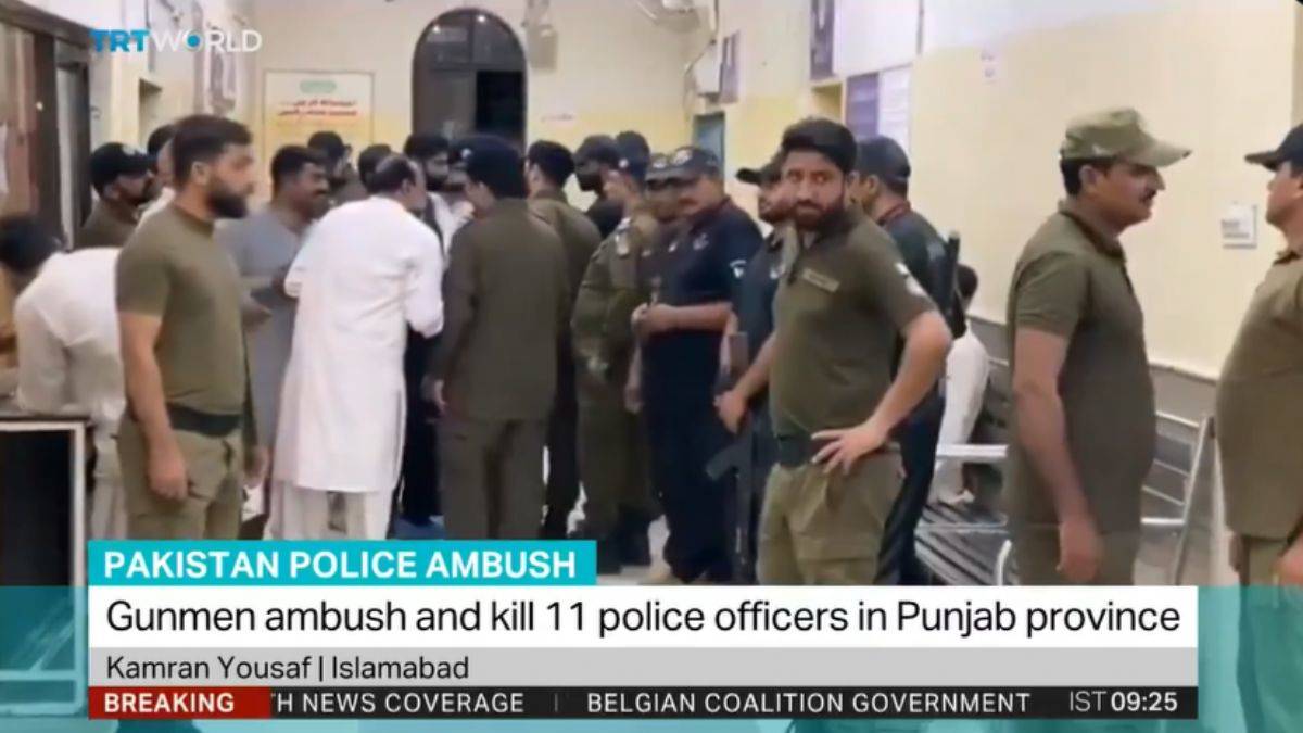 Pakistan'da polise pusu: 12 polis öldürüldü