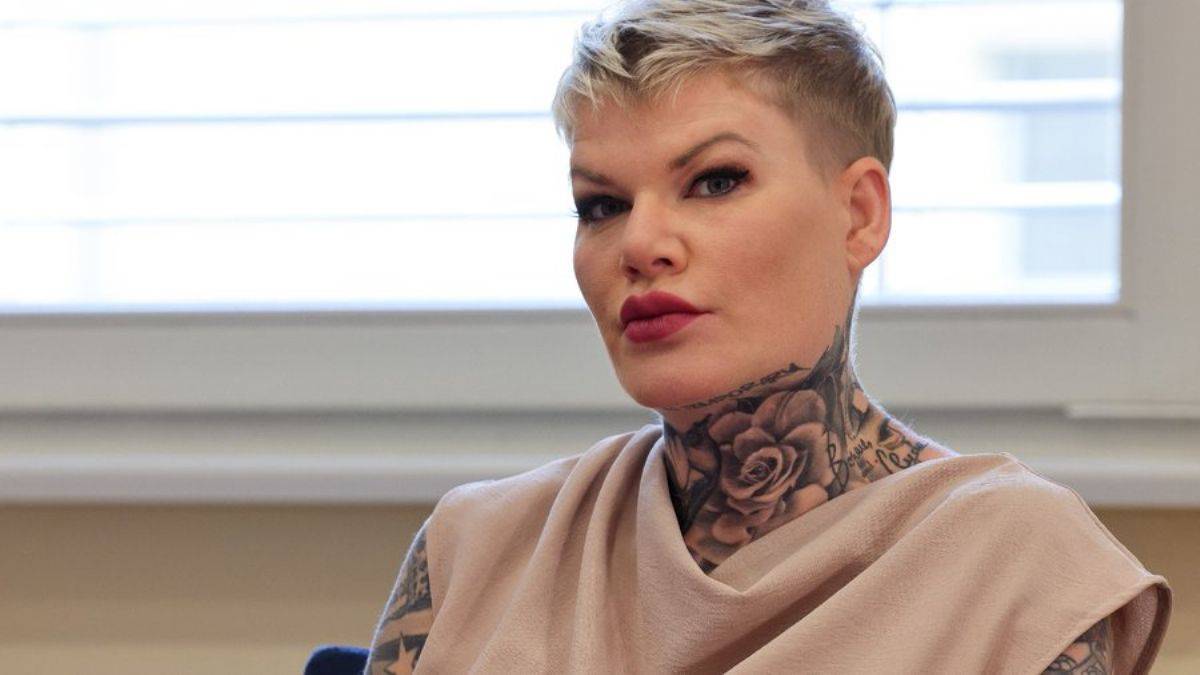 'Nazi selamı' cezası alan şarkıcı şokta