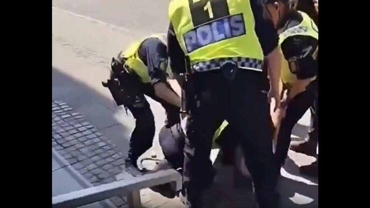 Gazze eylemcisi kadına grup halinde polis saldırısı!