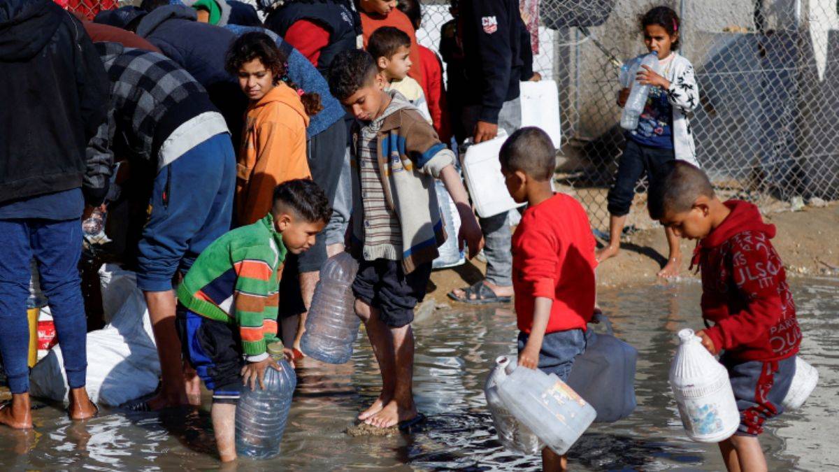 Gazze'de çocuklar lağım suyuna mahkum