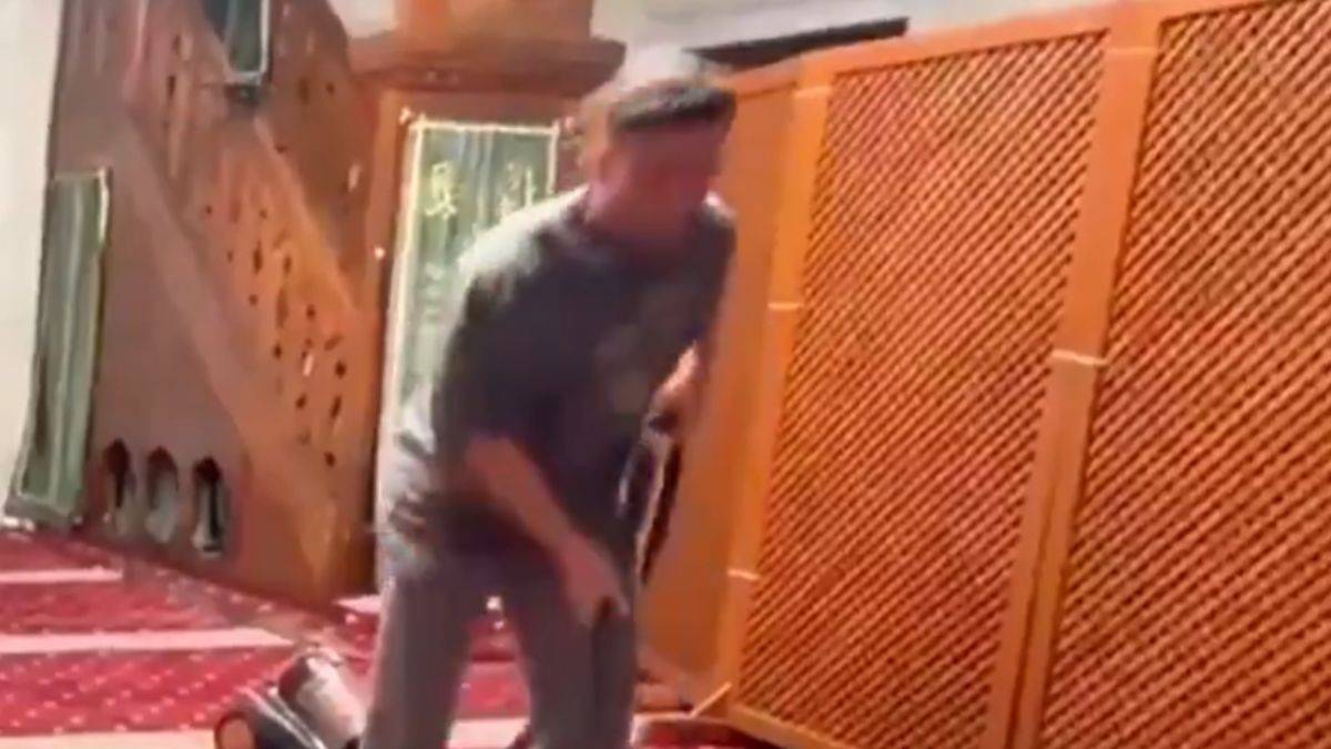 Mesut Özil cami temizledi