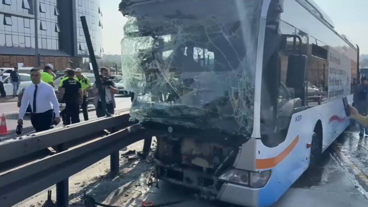 İstanbul'da metrobüs kazası: 1 ölü, 2'si ağır 38 yaralı