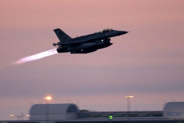 Ukrayna'da F-16 düştü!