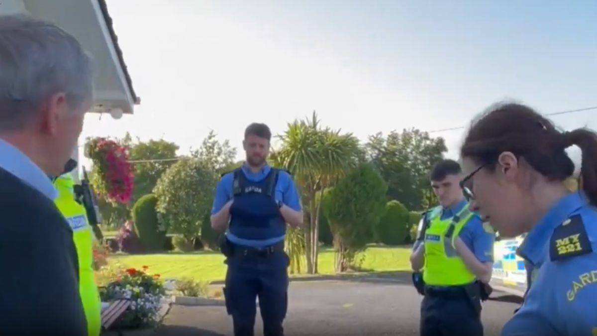 İrlandalı baba, öğretmen oğlunu tutuklamaya gelen polisleri kovdu