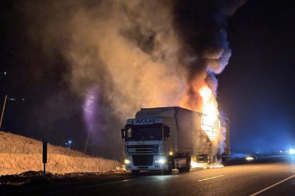 Bingöl'de seyir halindeki tır alev aldı