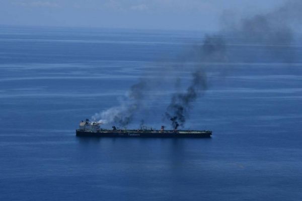 Husiler, Kızıldeniz'de hedef aldıkları Yunan gemisini çekmeye başlıyor