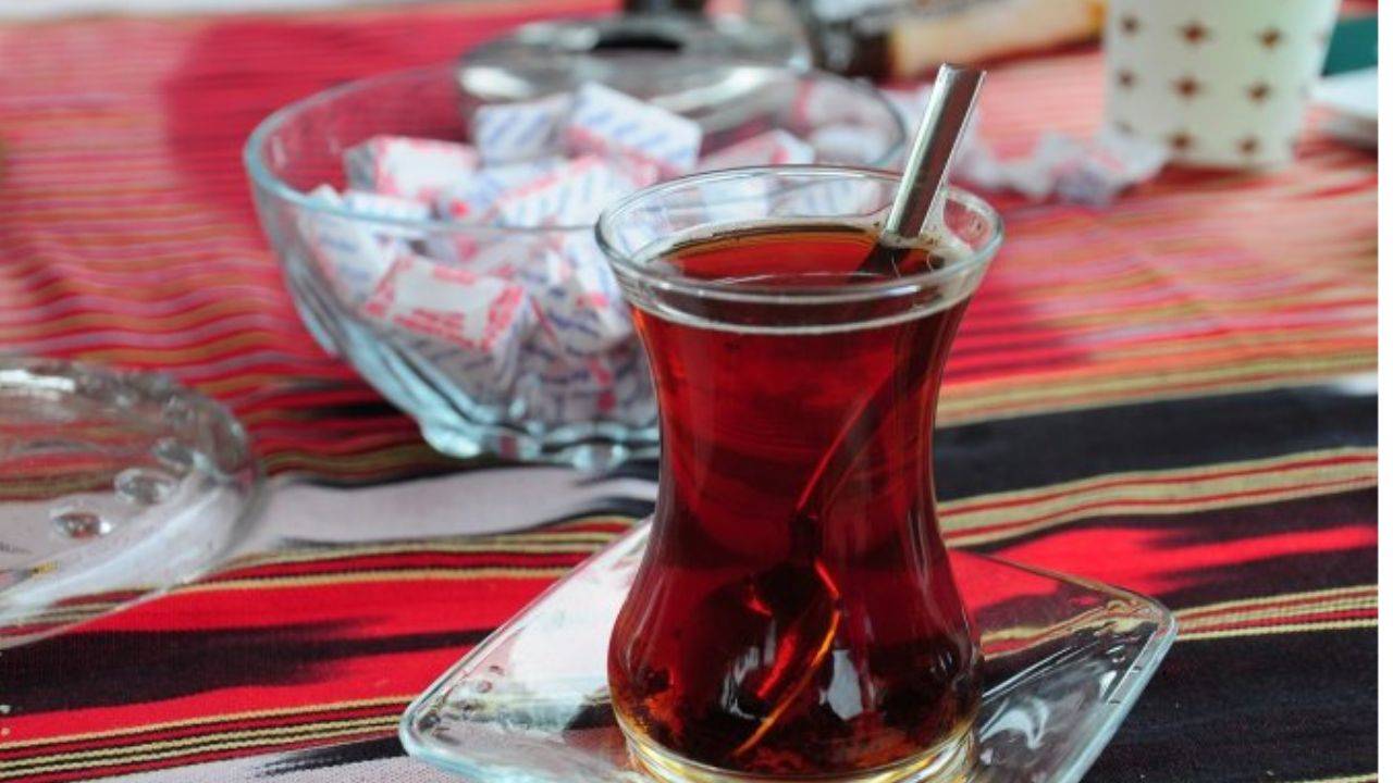 Çay tiryakilerine müjde: Limonla tadı iki katına çıkar!