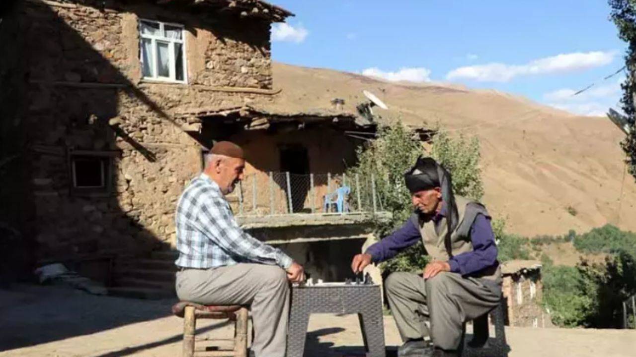 Bahçesaray'da herkes satranç oynuyor