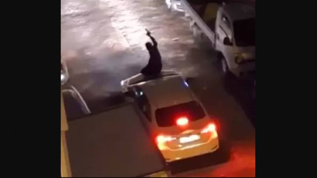 Elinde silahla aracın önüne atladı