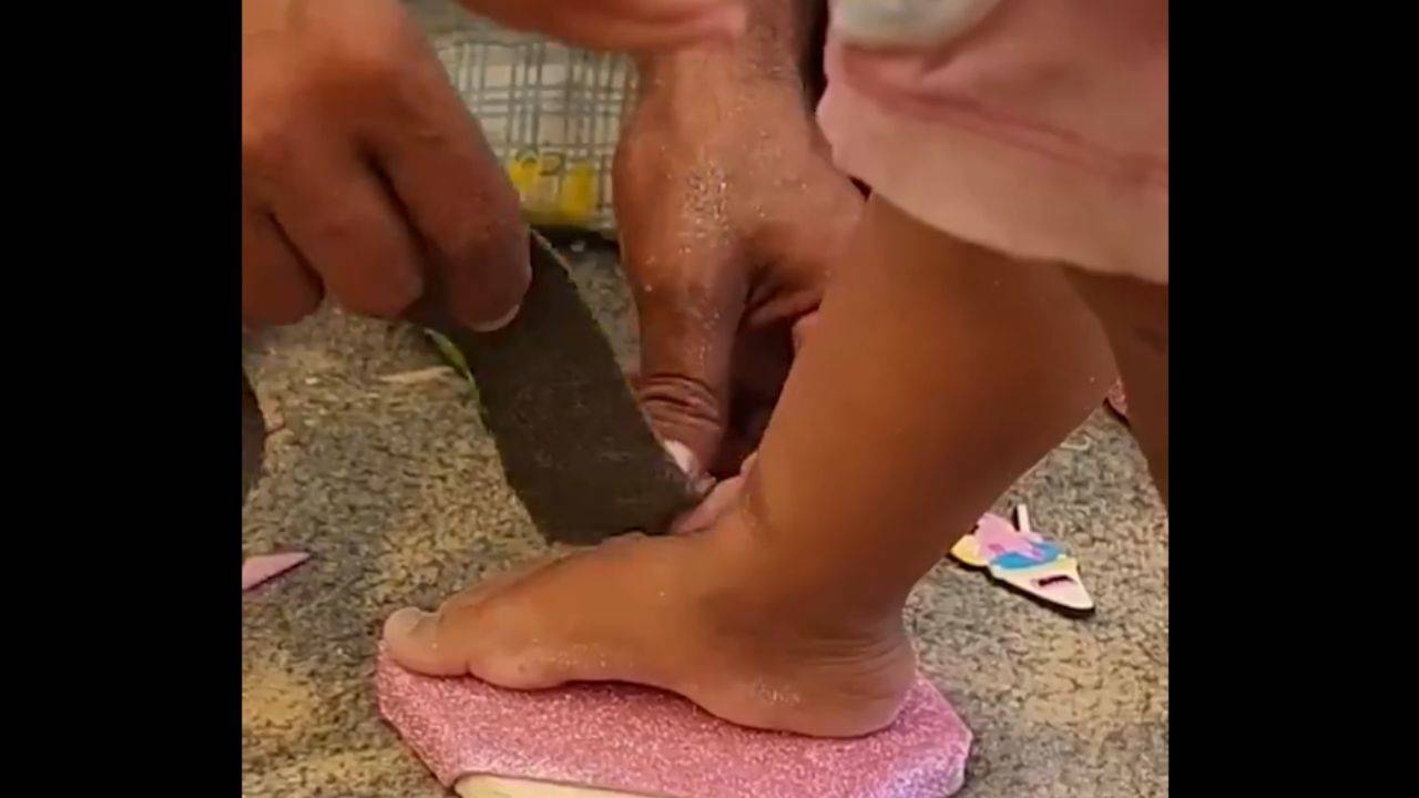 Çıplak ayaklı Gazzeli çocuklara tahtadan terlik