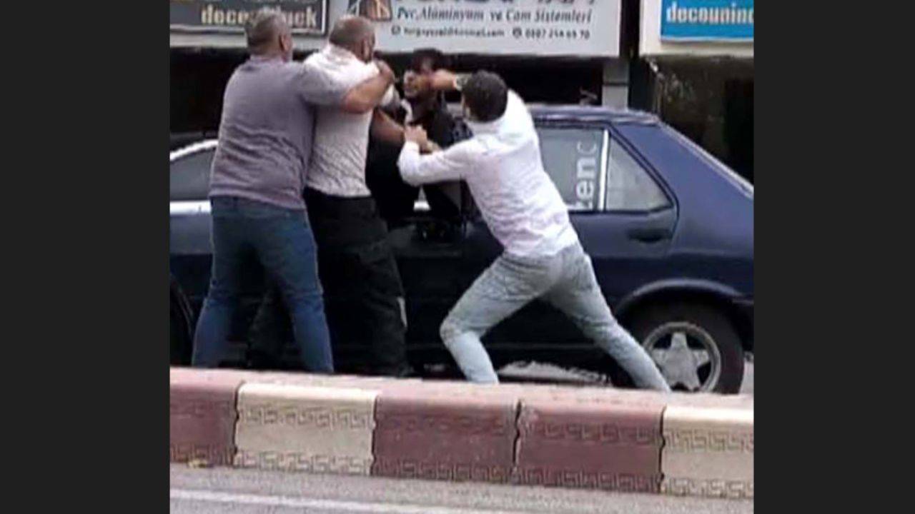 Trafikte üç kişi birden gırtlağına yapıştı