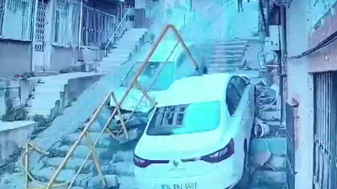 Merdivende kafa kafaya çarpıştılar