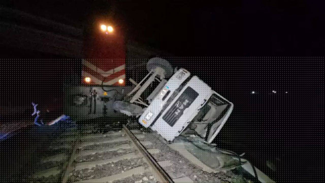 Edirne de büyük tehlike! Yolcu treni  rayların üzerine bırakılan kamyona çarptı