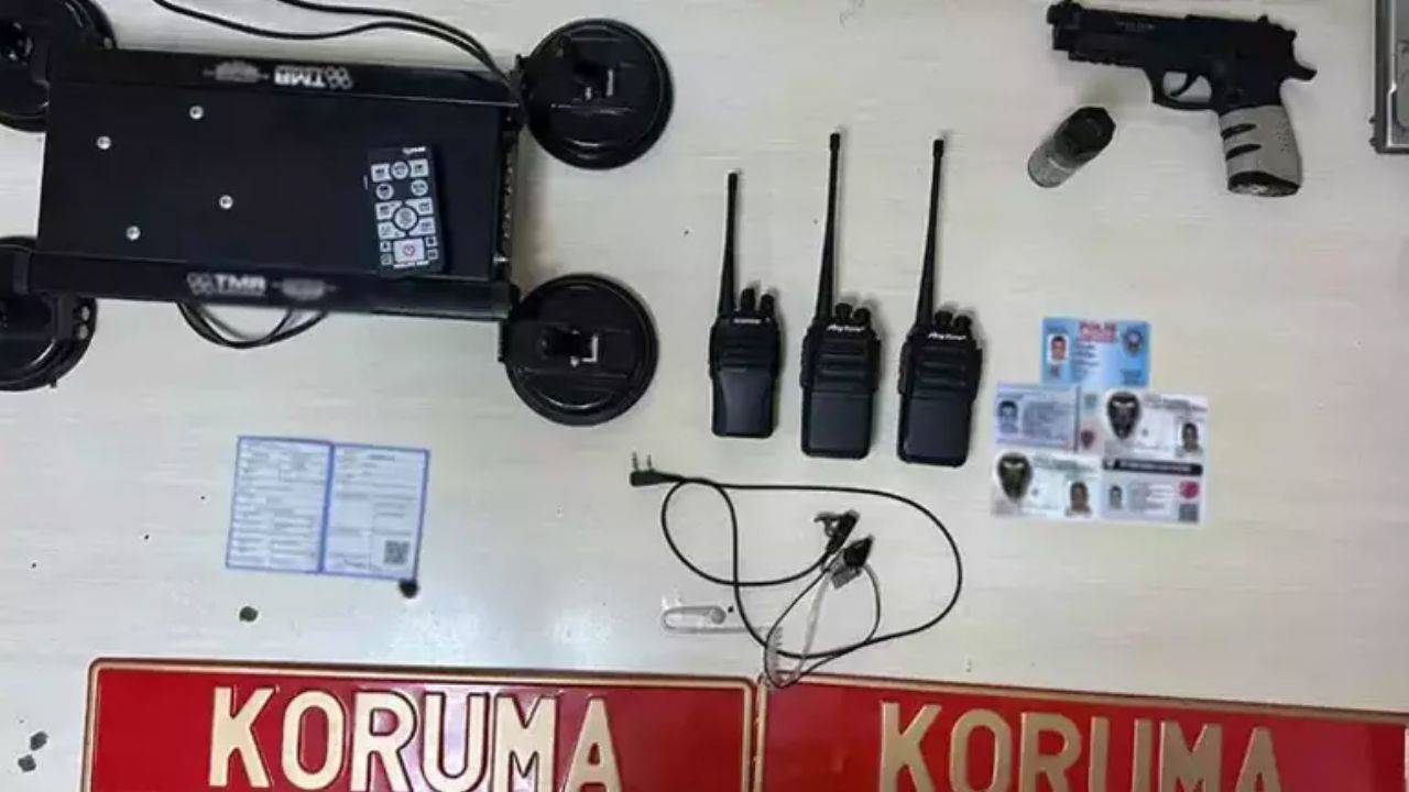 İstanbul'da sahte polis krizi! Çakarlı lüks araçla yakalanarak adliyeye sevk edildiler