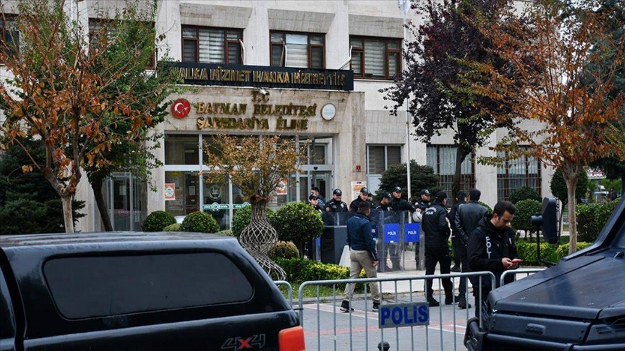 2 il ve 1 ilçe belediye başkanları görevden uzaklaştırıldı