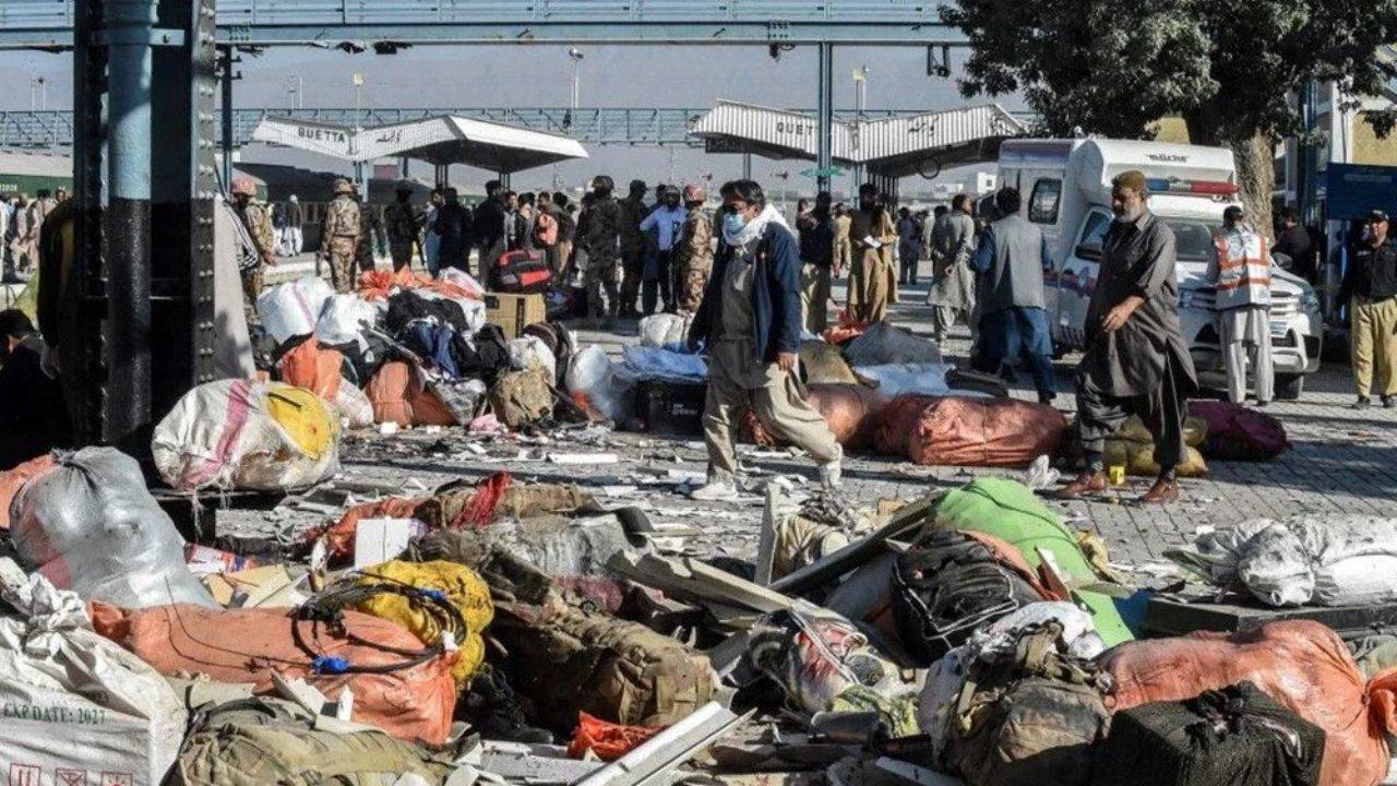 Pakistan da can pazarı: Tren istasyonundaki patlamada 26 kişi öldü