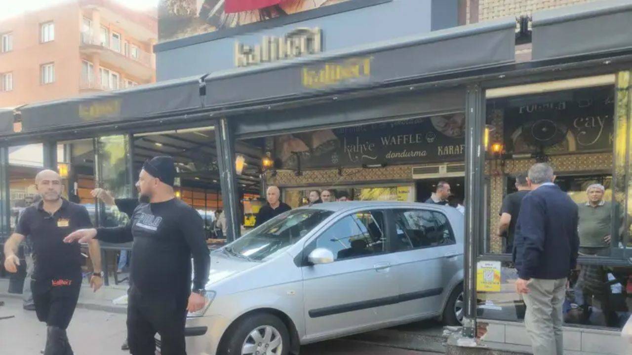 Kuşadası'nda otomobil kafeye daldı: 1 ölü, 3 yaralı