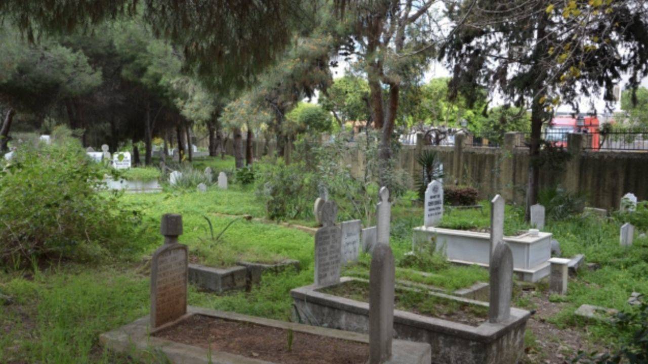 Mezarlıkta duş alan kadın kim? Antalya Alanya mezarlıktaki kadın Türk mü?