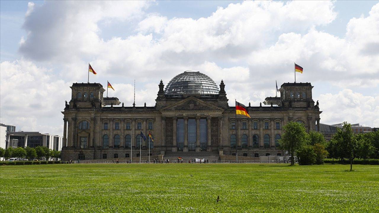 Almanya'da koalisyon hükümeti dağıldı, seçim tarihi açıklandı