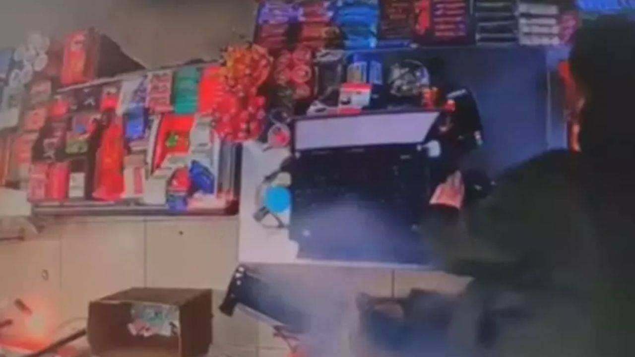 Kağıthane'de market çalışanı tezgah arkasında dehşet anları yaşadı