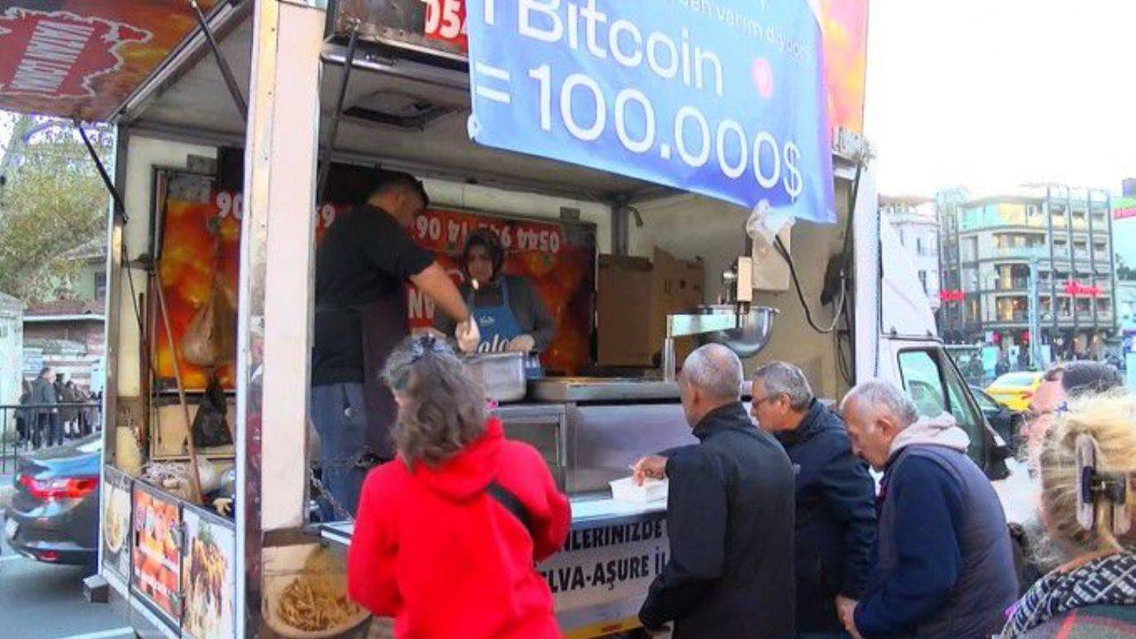 Bitcoin kutlaması: Sokakta lokma dağıttı