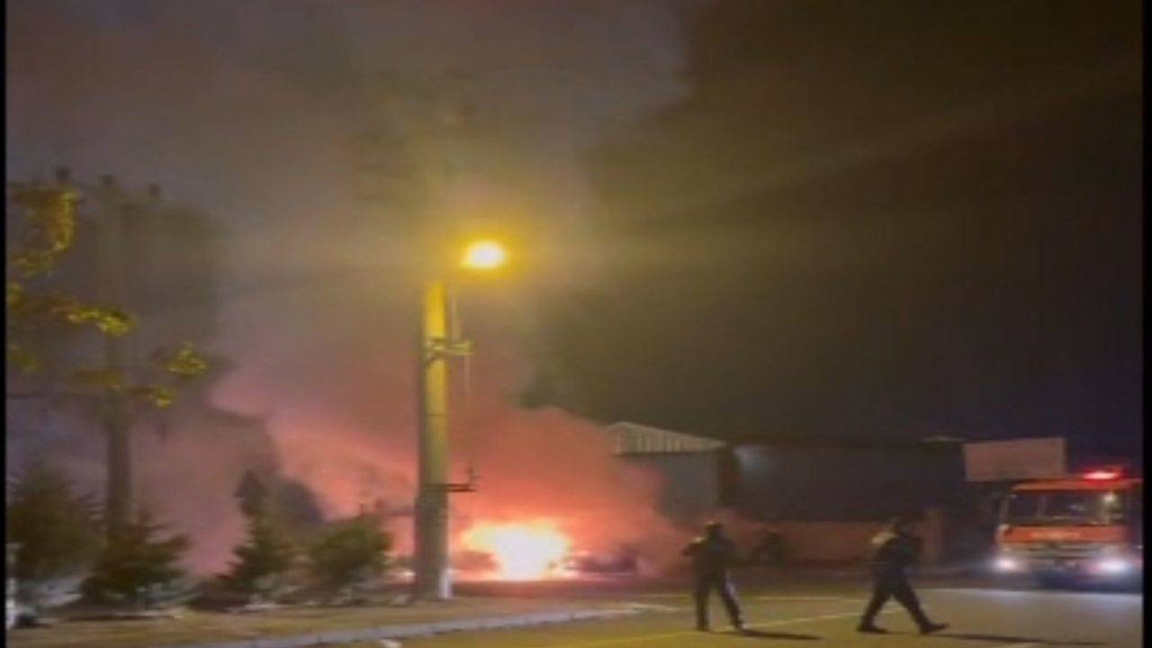 Diyarbakır'da 3 araç kundaklandı, terör şüphelisi gözaltında