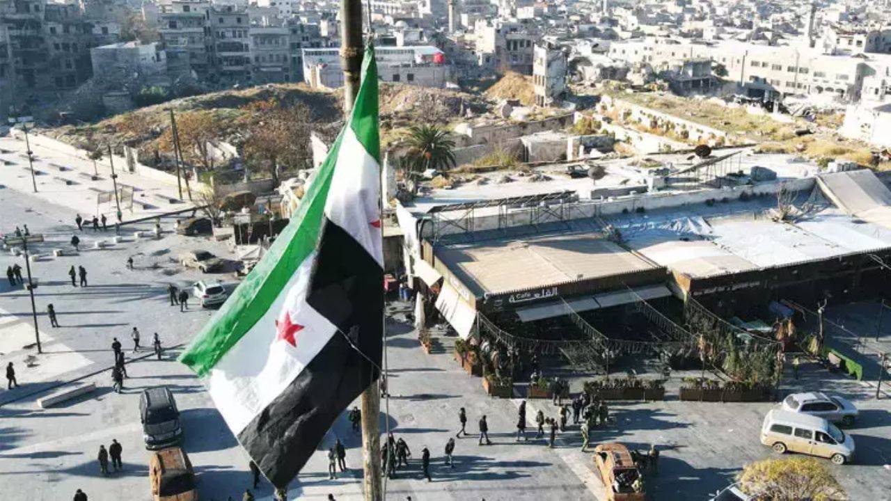 Suriyeli muhalifler 8 yıl sonra Halep'te bayrağı çekti