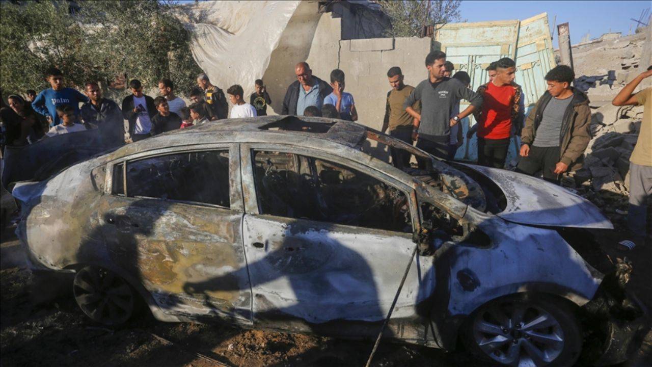 İsrail ordusu seyir halindeki aracı vurdu