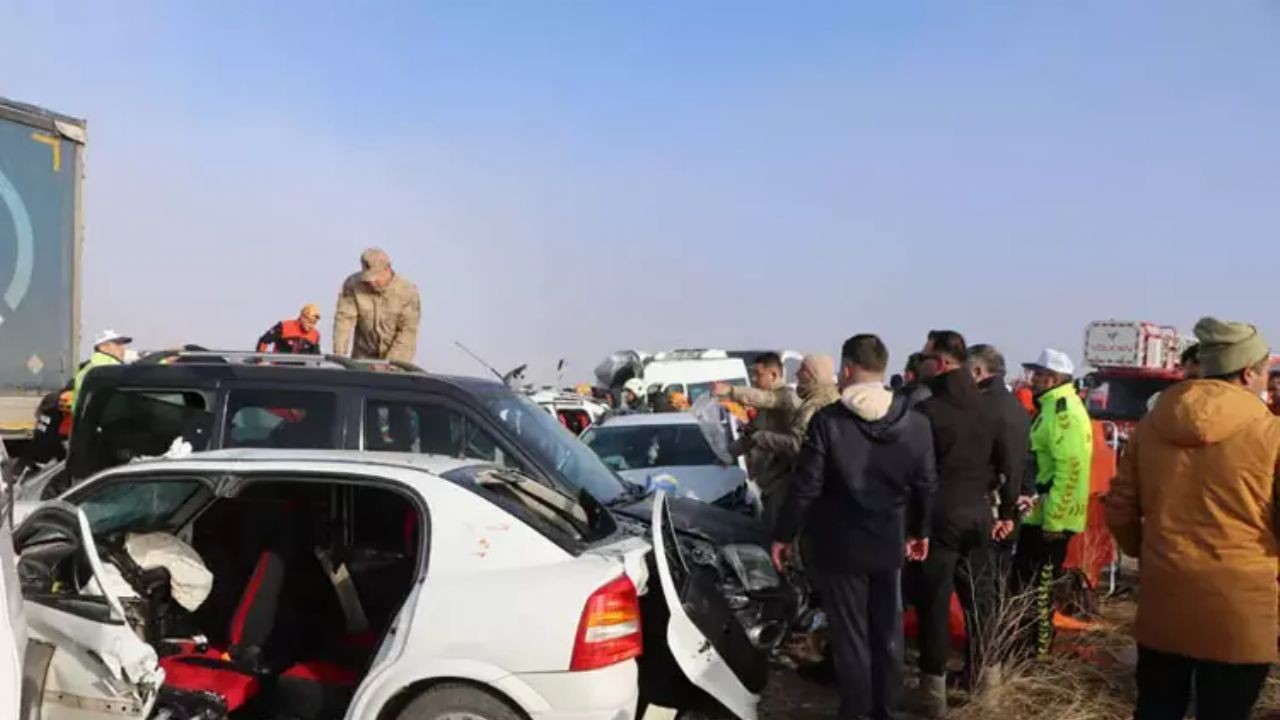 Van'da zincirleme kazalar can aldı: 9'u ağır 30 yaralı 1 kişi hayatını kaybetti