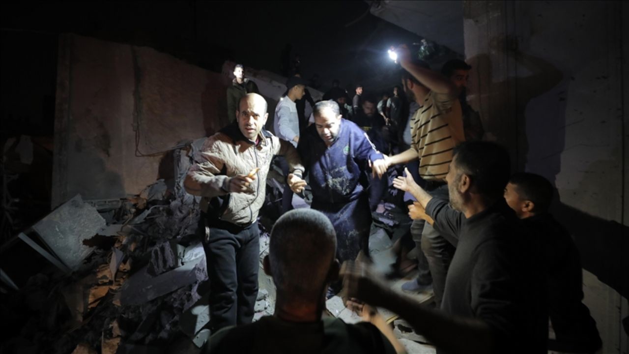 Gazze halkı gecenin karanlığında yollara düştü