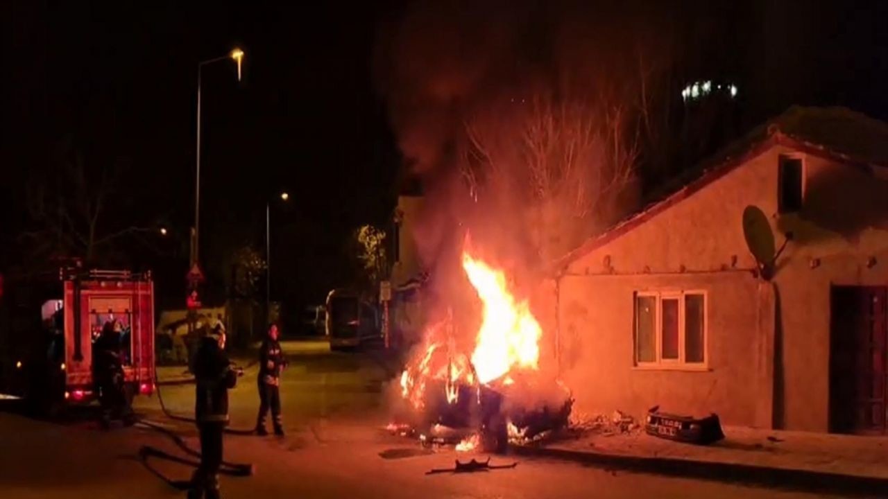 Duvara çarpan otomobil alev aldı: 4 ölü