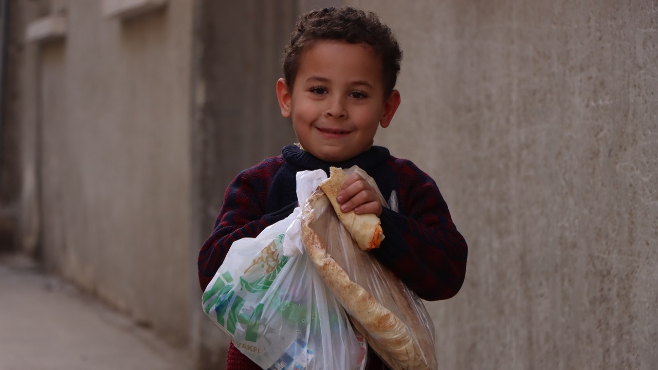 İHH Suriye'ye 60 TIR dolusu insani yardım malzemesi gönderdi