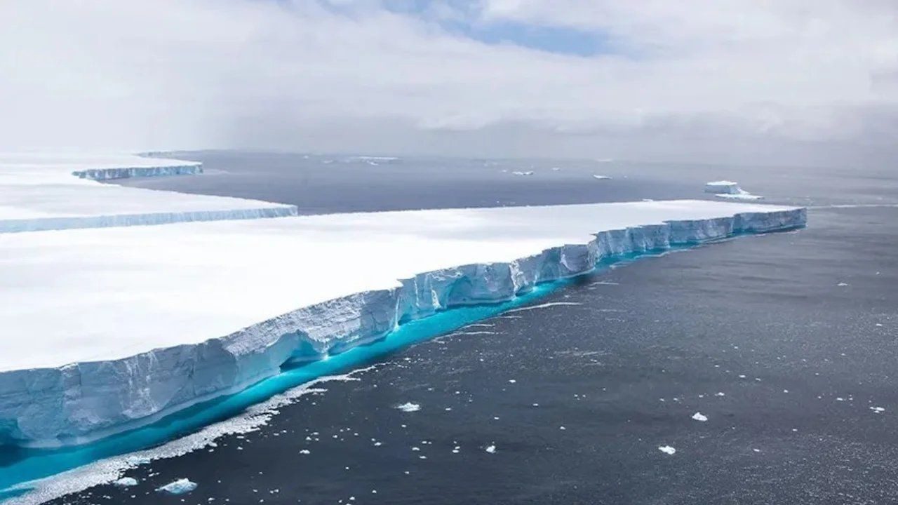 Dünyanın en büyük buzdağı harekete geçti!