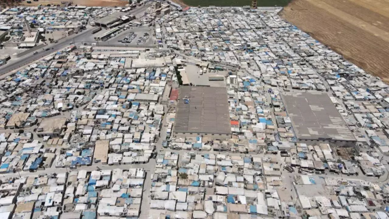 Suriyelilerin evlerine dönüşü: Türkiye sınırındaki çadır kentlerden geriye enkaz kaldı