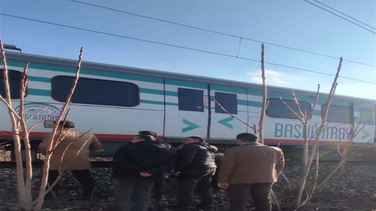 Ankara'da yolcu treni kayaya çarptı; 1 yaralı