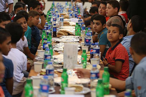Gazze'de 120 yetime iftar