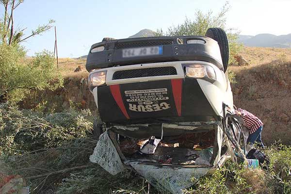 Malatya'da mevsimlik işçi servisi devrildi: 24 yaralı