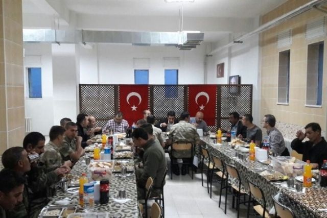 Çemişgezek Kaymakamı Askerle İftarını Açtı