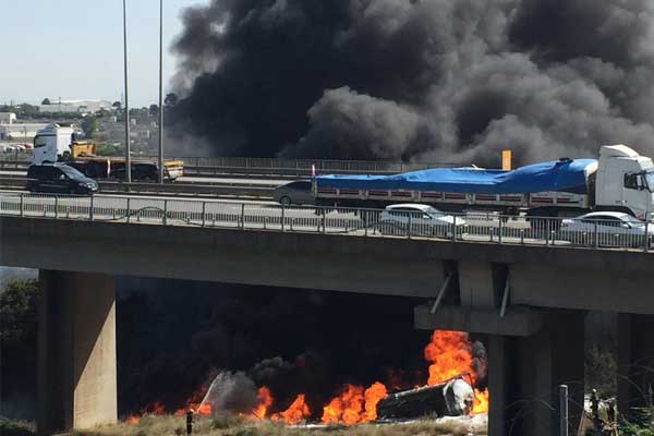 TIR’a çarpan tanker viyadükten aşağı uçtu