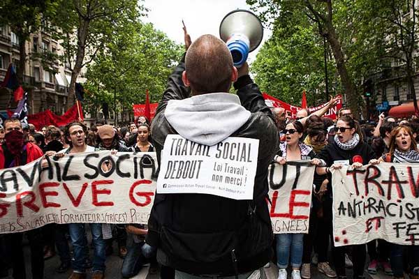 Fransa'da ülke genelinde protestolar sürüyor