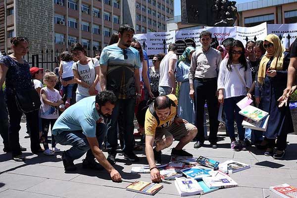 Atanamayan öğretmenlerden MEB önünde eylem