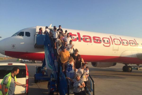 Arızalanan uçağın yolcuları büyük tehlike atlattı