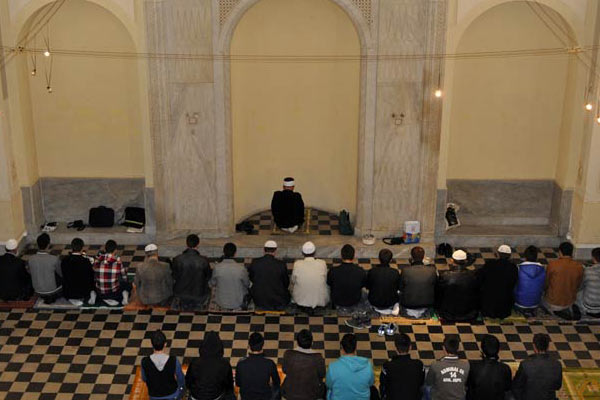 Bayram namazı yasaklandı