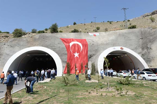 Doğu’yu 12 ile bağlayacak tünel açıldı